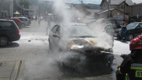 Samochód zapalił się na parkingu
