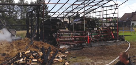 Uratowali dom, stodoła spłonęła całkowicie