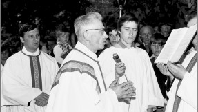 Ks. Jan Kruczek w trakcie procesji Bożego Ciała w 1981 roku